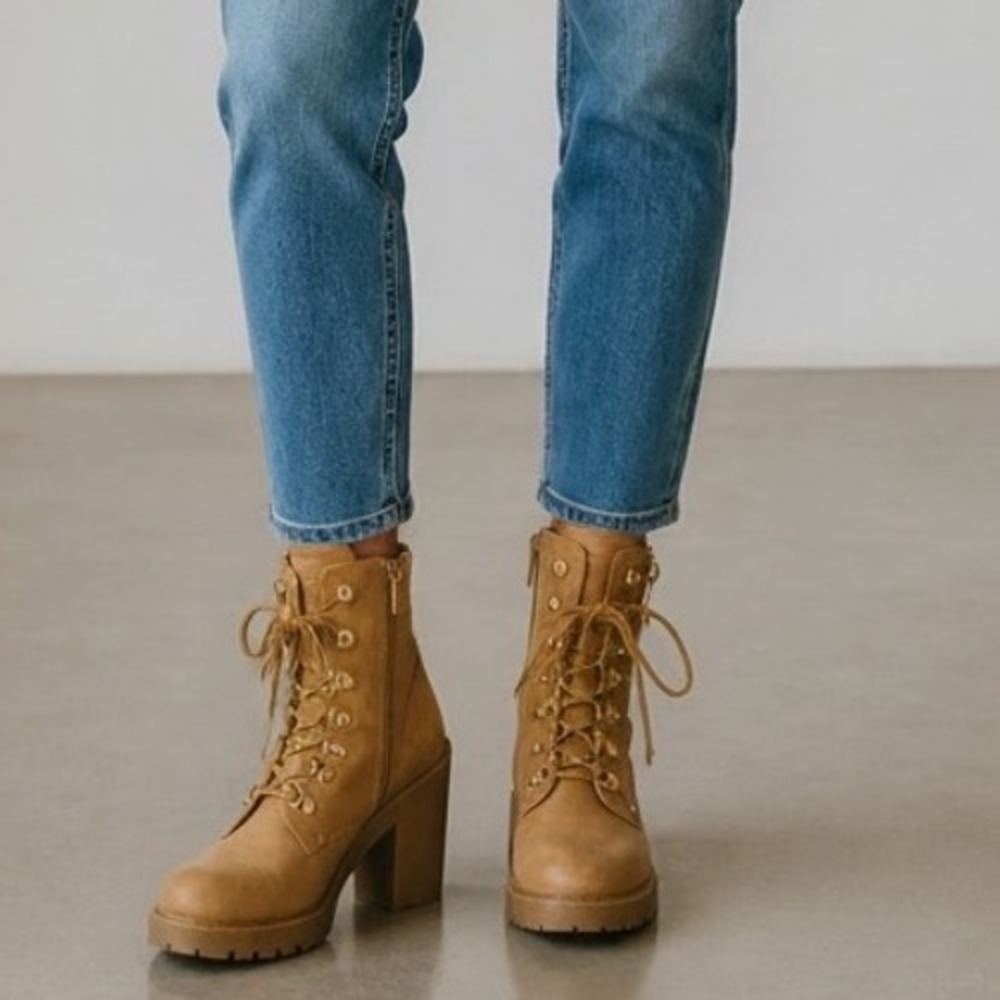 Guess GFGrove Tan Lace Up Combat Boots Gold Hardware Block Heel Womens Edgy 8.5M